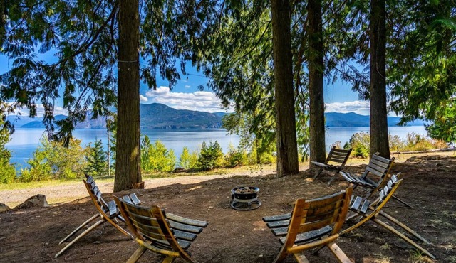 Tiny Home Paradise Stay w/ Lake & Mountain Views in Sagle
