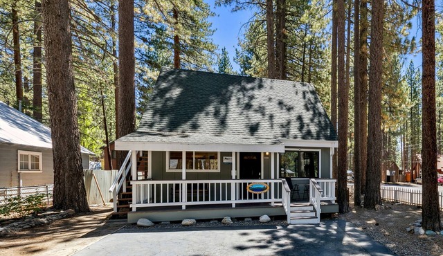 Tommy Tee's Forest Cottage: Hot Tub, Close to Lake & Skiing
