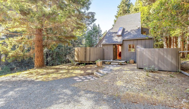 Tranquil, dog-friendly home w/valley views and wood stove - close to trails