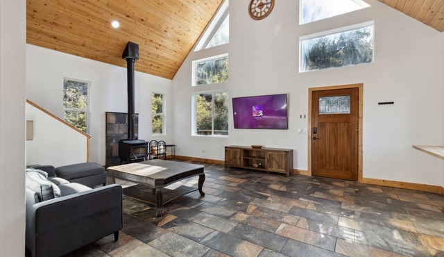 Tranquil Pine Mountain Retreat 3 Bedroom Cabin by RedAwning