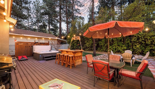 Tranquil Retreat with Fenced Backyard, Hot tub & Bar