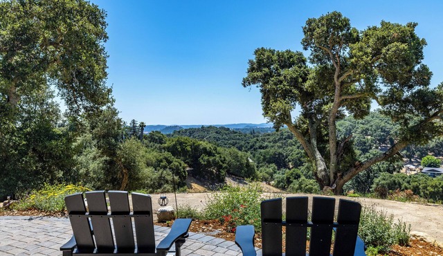 Tranquil View 2-bedroom Cottage Near Wineries and Beaches and EV Charger