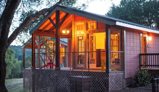 TREE HOUSE WITH INDOOR/OUTDOOR SHOWER, RRIVAATE DECK, POOL & INFINITY HOT TUB,