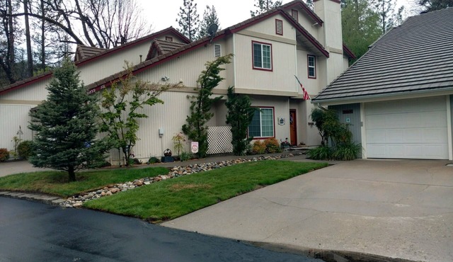 Tucked away at Bass Lake's North Shore Estates, Accommodates 6