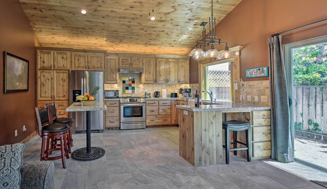 'Twin Palms' Romantic Retreat: Yard + Grill!