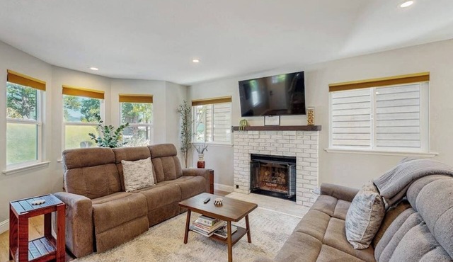 Two-story home w/enclosed yard, patio, gas fireplace, washer/dryer, & fast WiFi