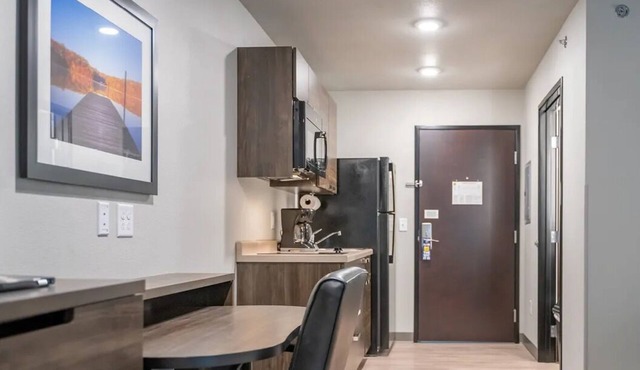 Ultimate 2-Room Retreat w/Kitchenette & Blackout Curtains for Your Comfort in Redding