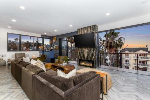 Ultra Luxury 8 Bedroom Condo with Rooftop Jacuzzi
