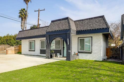 Under 1 Mi to Med Center! Stylish Home in Tulare
