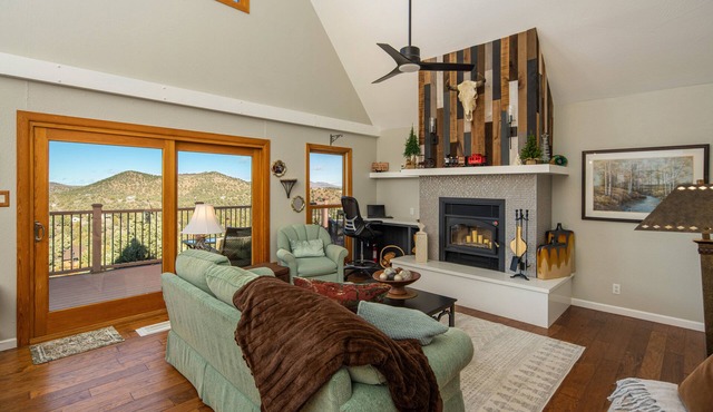 Unique, private mountain home, stunning views, king bed suite, dog friendly