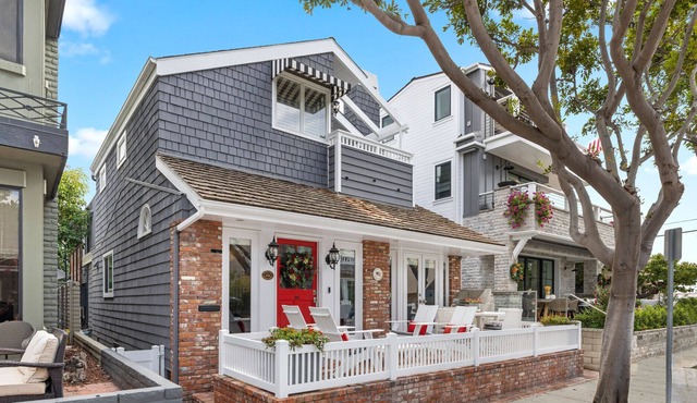 Unique upgraded cottage on quiet end of Island. in Balboa Island