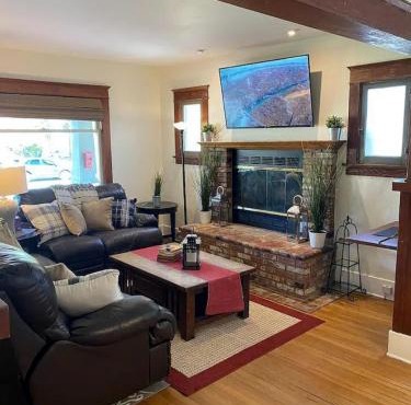 "Univeristy" Charming Craftsman - 3 bd, 2ba in Riverside