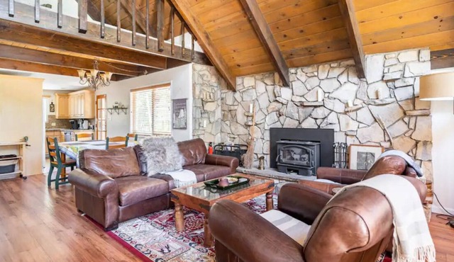 Upgraded Cabin w/ Spa and Gym. Ideal for families!
