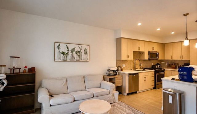 Upscale 1BR Retreat in Prime Irvine