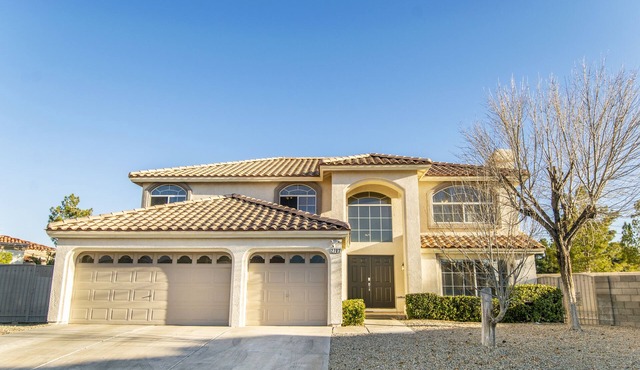 Upscale home-15 minutes to the strip and close to the airport!