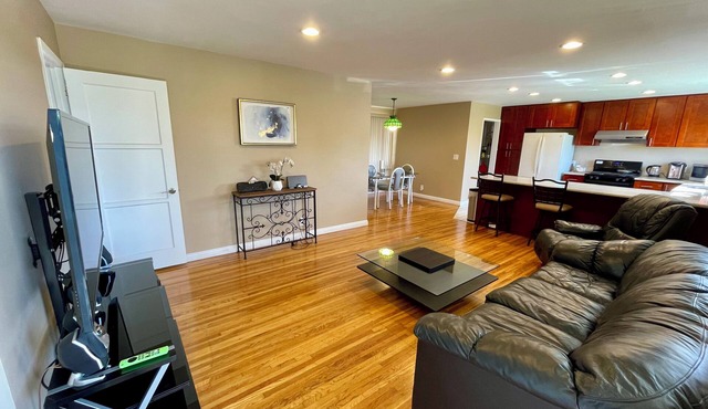 Urban 3-Bedroom House Newly Remodeled with WiFi, AC, PPV TV in lovely El Monte