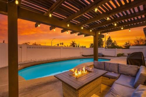 VaCaTiOn Pool FirePit PoolTable CloseToFwy