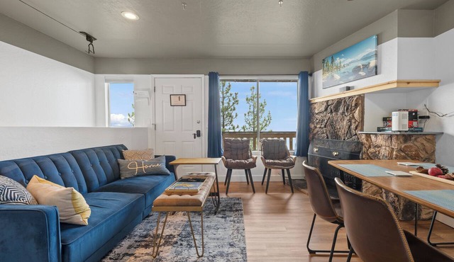 Valley View Condo - Stay 3 Nights, Get 4th Free