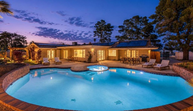 Vegas Mansion: Pool, Spa, Sauna, Theatre, By STRIP