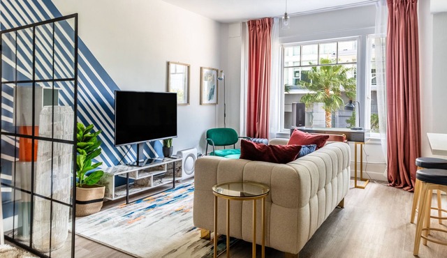 Vibrant Condo Studio near the Beach & Shopping