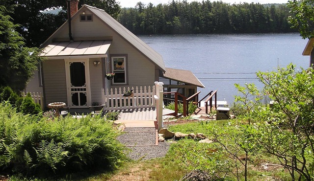 Victorian Lakefront Cottage With Spectacular Sunrise View Of Water in Spofford