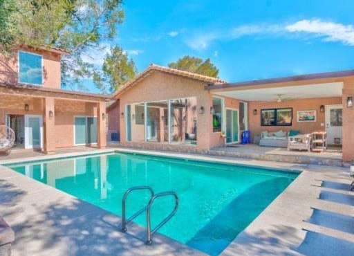 Villa Kensington, Grand 8BR Estate for Families & Groups