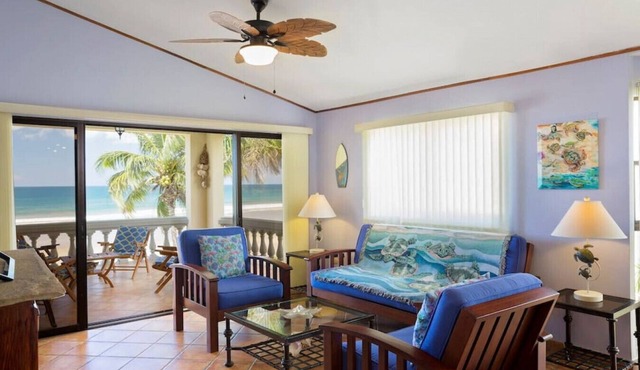 Villas Iguana A-8: Beachfront condo in Hacienda Iguana