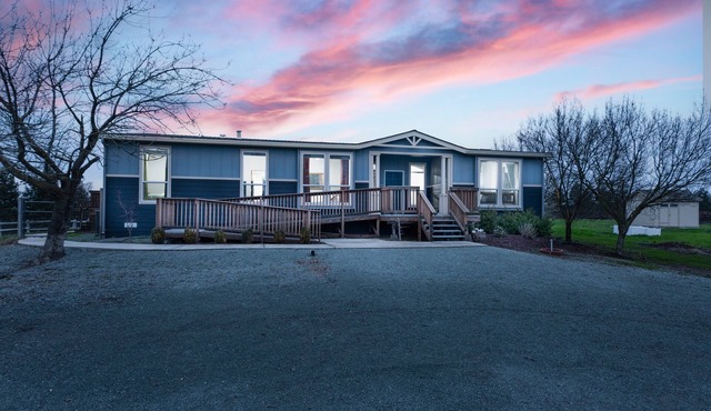 Vineyard Vista Retreat | Close to Wineries, Lakes, & More! Sleeps 6, Hot Tub