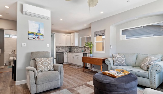 Vintage Downtown Charm, Quiet neighborhood 2 bedroom 1.5 bath with off street parking