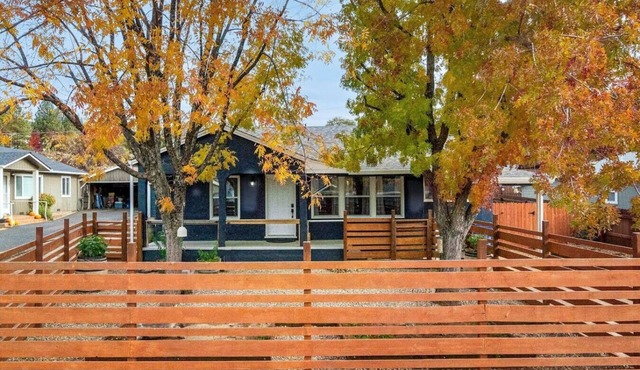 Vintage Vine Retreat w/Private Studio ~walk Dtwn!