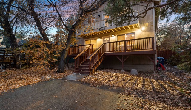 "Vista Pines" w/Hot Tub, Deck, Arcades, King Bed, & BBQ-Dog Friendly