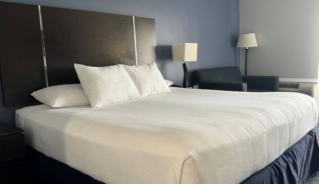 Walk to Seal Beach & Pier – Onsite Pool, Free Breakfast & Parking