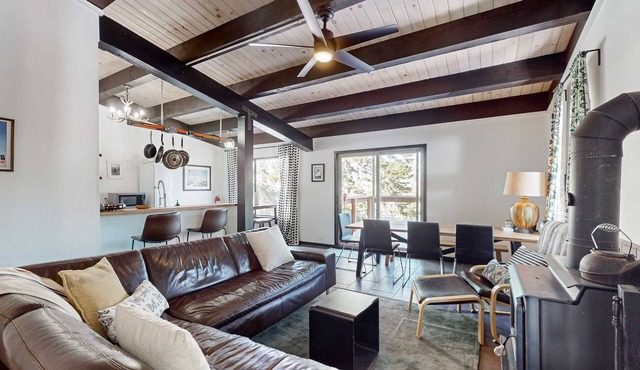 Walk to Ski Lift - Modern Top-Floor Mountain-View Getaway Near Scenic Trails