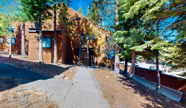 Walk to ski runs - condo with loft & access to Tahoe Donner 5-star amenities