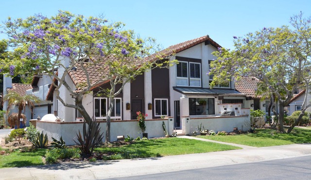 Walk to the Beach! More Mesa/Hope Ranch Patio home, sleeps 5