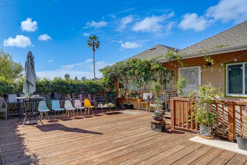 Walkable Dtwn Oakland Apt w/Shared Rooftop!