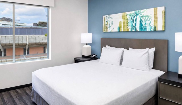 Walkable Tempe Gem – Pool, Gym, Near Trails, | Breakfast Included in Tempe