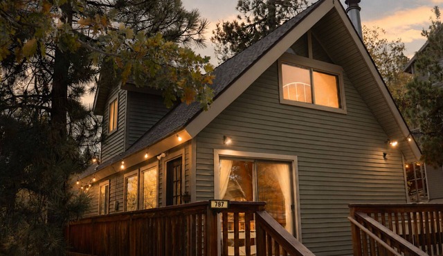 Walking Distance to the Village, ski shuttle bus, and Lake