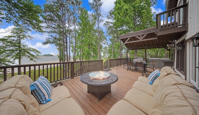 WATERFRONT Escape on Lake Sam Rayburn, next to The Point- Sleeps 11 in Brookeland