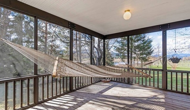 Waterfront hideaway with views, private dock on Pend Oreille River, kayaks & W/D in Sagle