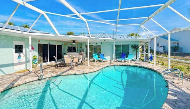 Waterfront home with pool dock accessible to Gulf with AC & WD in Osprey