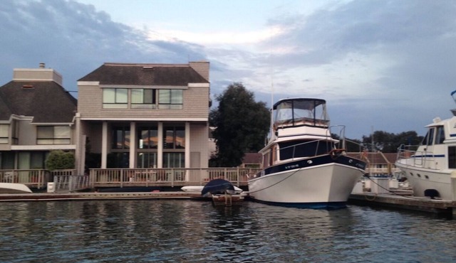 Waterfront in Huntington Harbor! Water enthusiasts dream vacation home.