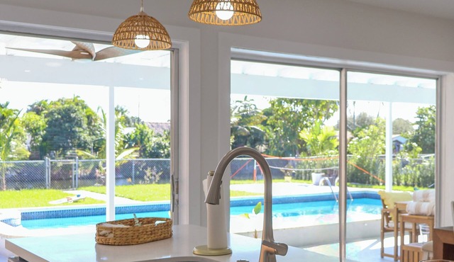Waterfront Retreat + Heated Pool + Sand Court in Miami