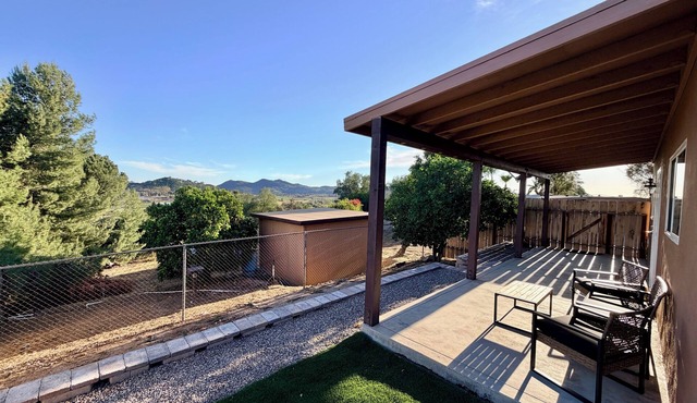 Welcoming 1-bedroom hilltop guest house with views in charming Ramona in Ramona