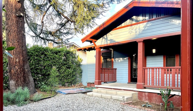 Well appointed 2 bedrooms Craftsman house with in/out door living in Pasadena
