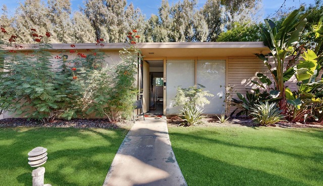 Well-designed & modern villa with patios, pool & hot tub - walk to downtown