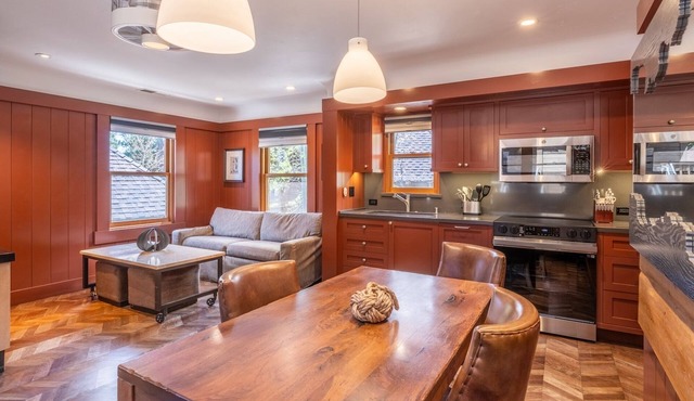 West Shore Cottage | Walk to Beach