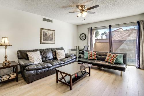 WFH-Friendly Las Vegas Condo: 2 Mi to Strip!
