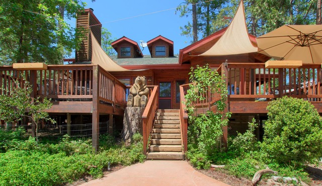 Willow Cove Lodge- 5 bedrooms with a hot tub!