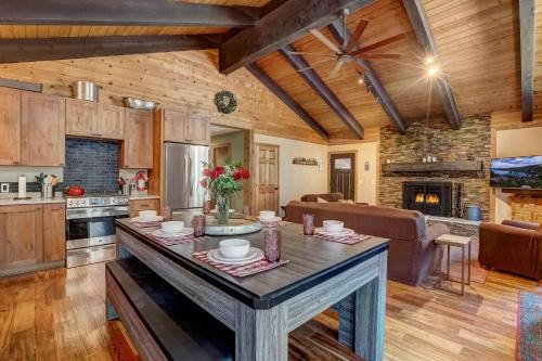 Willow's Hideaway - Pet Friendly Cozy Cabin